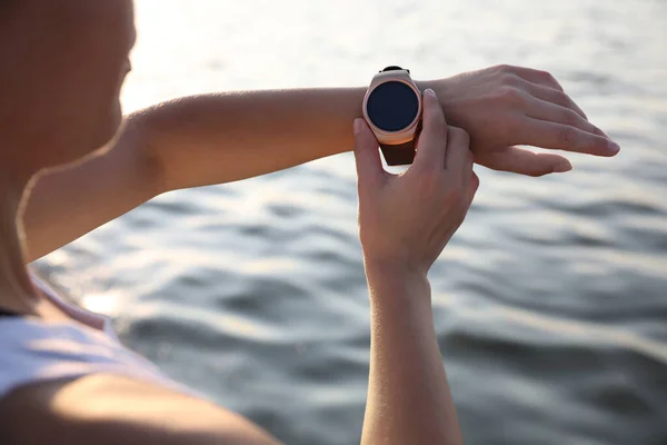 Kobieta Sprawdzająca Fitness Tracker Treningu Pobliżu Rzeki Zbliżenie — Zdjęcie stockowe