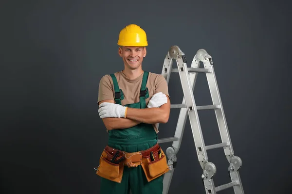 Professionelle Bauarbeiter Nahe Leiter Auf Schwarzem Hintergrund — Stockfoto