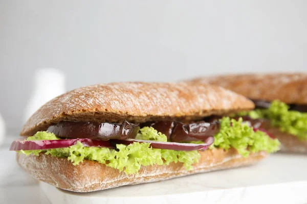 Läckra Färska Aubergine Smörgåsar Serveras Vitt Bord Närbild — Stockfoto