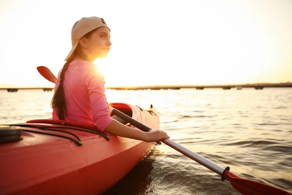 Happy Girl Kayaking River Sunset Summer Camp Activity — Stock Photo, Image