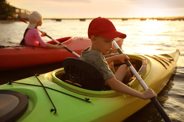 Barnen Paddlar Kajak Floden Vid Solnedgången Sommarlägrets Aktivitet — Stockfoto