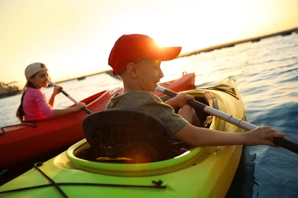 Enfants Heureux Kayak Sur Rivière Coucher Soleil Activité Camp Été — Photo