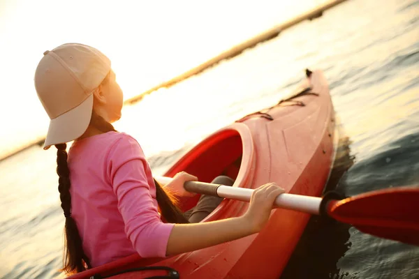 Kleines Mädchen Kajak Auf Dem Fluss Bei Sonnenuntergang Aktivitäten Sommerlager — Stockfoto