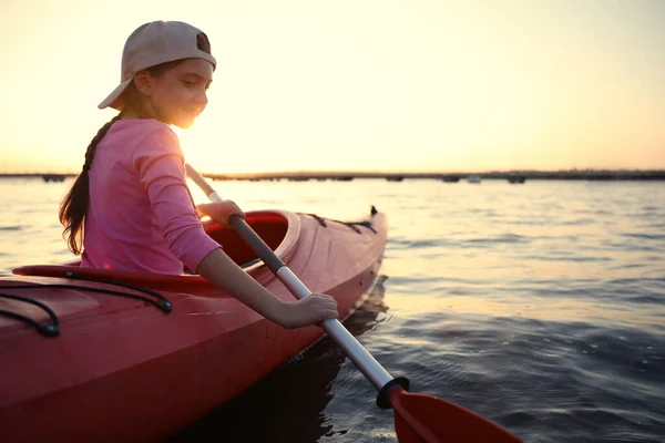 Glückliches Mädchen Beim Kajakfahren Auf Dem Fluss Bei Sonnenuntergang Aktivitäten — Stockfoto