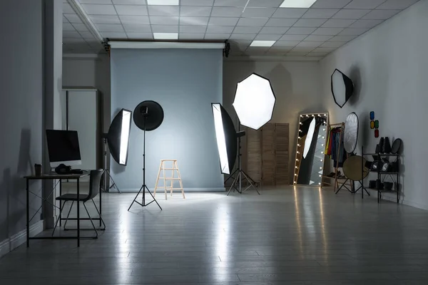 Interior Del Moderno Estudio Fotográfico Con Equipamiento Profesional — Foto de Stock