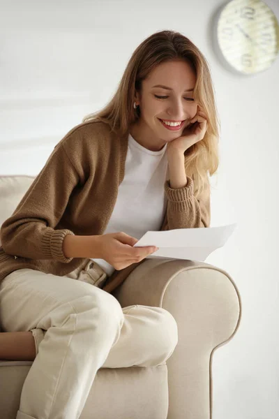 Šťastná Žena Čte Dopis Pohovce Doma — Stock fotografie