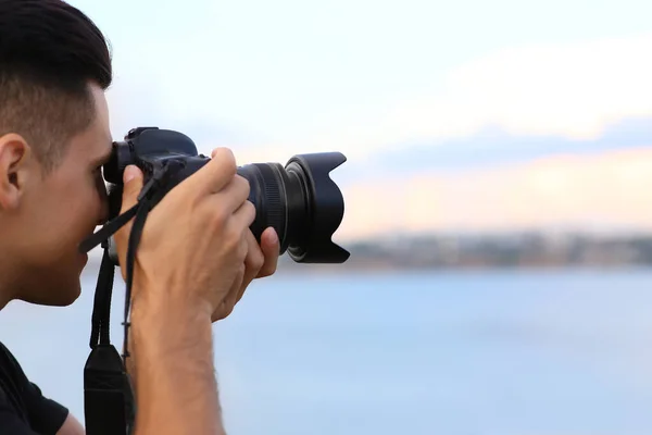 Fotógrafo Tirando Foto Com Câmera Profissional Perto Rio Close — Fotografia de Stock