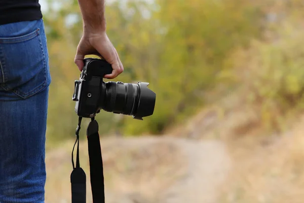 Photographe Avec Appareil Photo Professionnel Dans Campagne Gros Plan — Photo