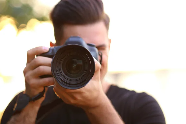 Fotógrafo Tirando Foto Com Câmera Profissional Campo Foco Lente — Fotografia de Stock