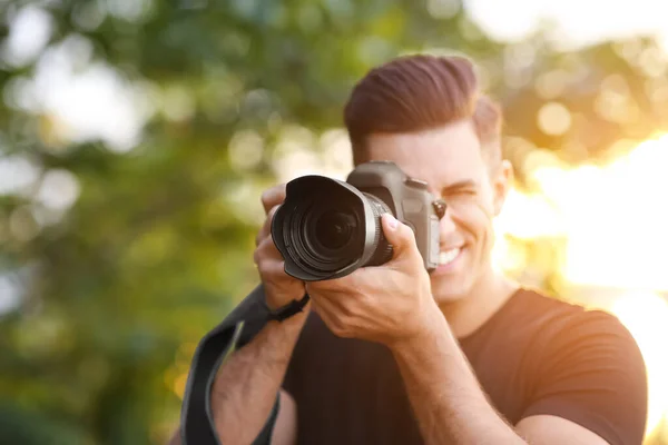 Fotógrafo Tomando Fotos Con Cámara Profesional Campo Enfoque Lente — Foto de Stock