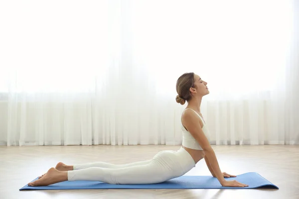 Tânără Care Practică Cobra Asana Studioul Yoga Bhujangasana Pozează — Fotografie, imagine de stoc