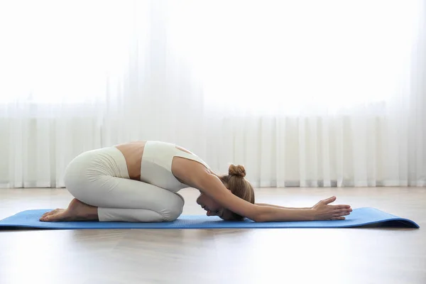 Mujer Joven Practicando Asana Infantil Extendida Estudio Yoga Utthita Balasana — Foto de Stock