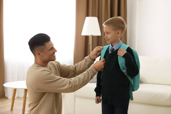 Padre Ayudando Hijo Prepararse Para Escuela Casa —  Fotos de Stock