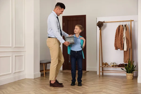 Πατέρας Βοηθάει Παιδί Του Ετοιμαστεί Για Σχολείο Στο Διάδρομο — Φωτογραφία Αρχείου