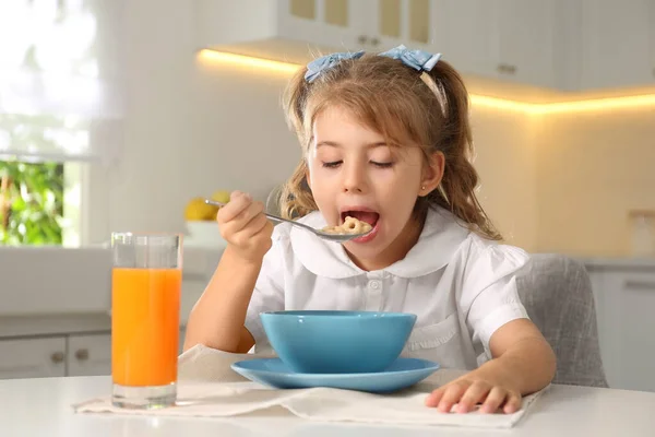 Kleines Mädchen Beim Frühstück Der Küche Vorbereitung Auf Die Schule — Stockfoto