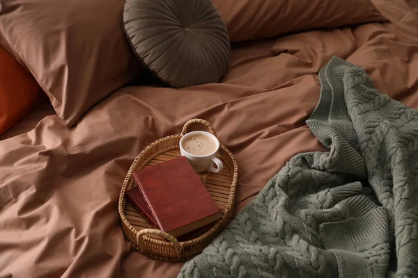 Tazza Caffè Caldo Libri Sul Letto Con Biancheria Elegante Sopra — Foto Stock