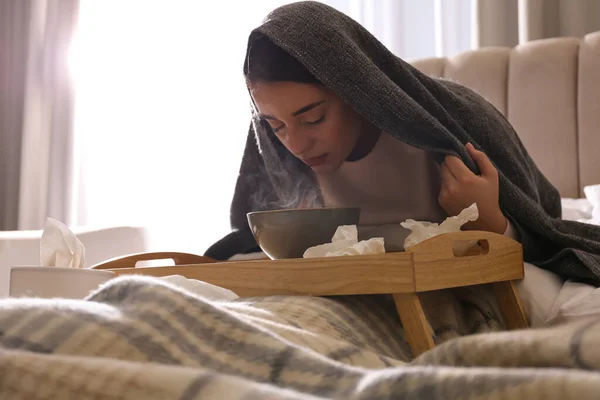 Mujer Con Cuadros Haciendo Inhalación Por Encima Del Cuenco Cama — Foto de Stock