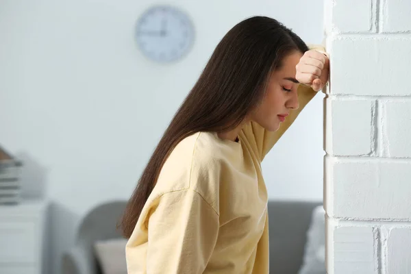 Gestresste Junge Frau Nahe Weißer Ziegelmauer Hause — Stockfoto