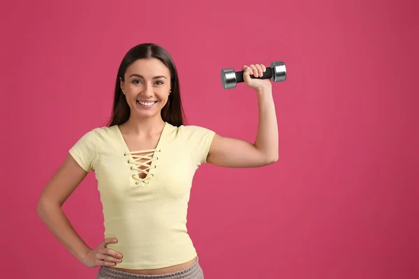 Mujer Con Mancuerna Como Símbolo Poder Femenino Sobre Fondo Rosa —  Fotos de Stock