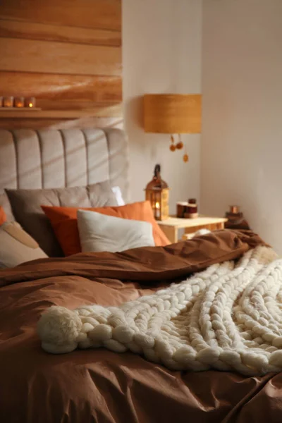 居心地の良いニット毛布とクッションを屋内でベッド インテリアデザイン — ストック写真