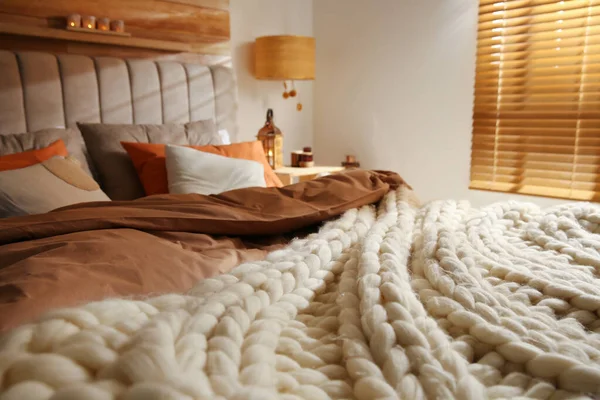 Bed Cozy Knitted Blanket Cushions Indoors Interior Design — Stock Photo, Image