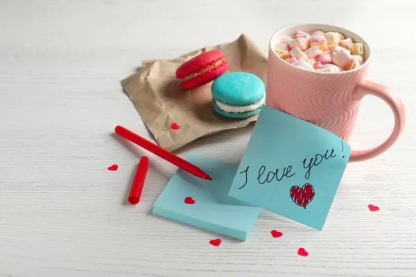 Nota Com Frase Amo Perto Xícara Rosa Bebida Quente Macarons — Fotografia de Stock