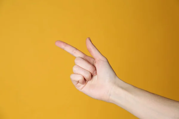Frau Zeigt Auf Etwas Auf Gelbem Hintergrund Nahaufnahme Fingergeste — Stockfoto