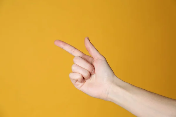 Mujer Señalando Algo Sobre Fondo Amarillo Primer Plano Gestos Dedo — Foto de Stock