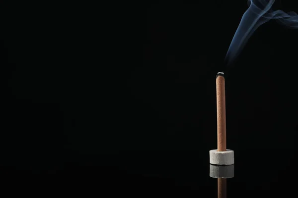 Bastoncino Incenso Fumante Supporto Sfondo Nero Spazio Testo — Foto Stock