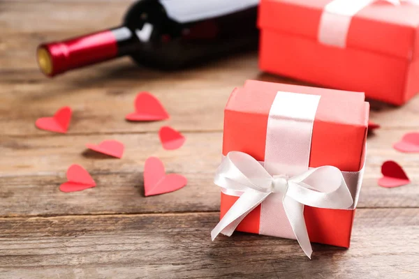 Schöne Geschenkschachtel Auf Holztisch Nahaufnahme Valentinstag Feier — Stockfoto