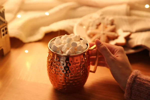 Frau Mit Becher Heißgetränk Mit Marshmallows Holztisch Nahaufnahme Magische Weihnachtsstimmung — Stockfoto