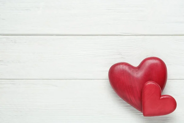 Corazones Decorativos Rojos Espacio Para Texto Mesa Madera Blanca Puesta — Foto de Stock