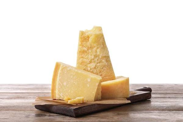 白い背景に木製のテーブルの上においしいパルメザンチーズの作品 — ストック写真