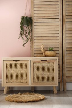 Odadaki pembe duvarın yanındaki ahşap tuvalet. İç tasarım