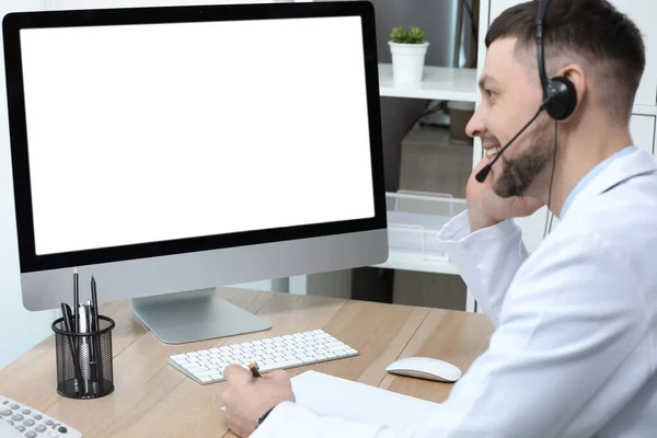 Arzt Mit Headset Berät Patienten Online Schreibtisch Der Klinik Platz — Stockfoto