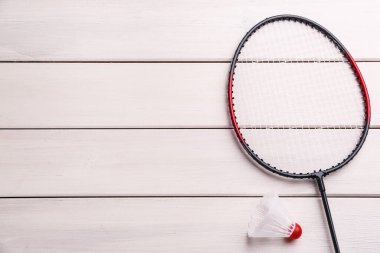 Badminton raketi ve beyaz ahşap masada, düz yatıyordu. Metin için boşluk