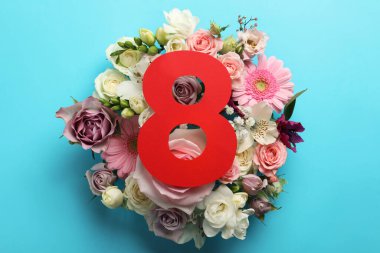 8 Mart tebrik kartı tasarımı, açık mavi arka planda güzel çiçekler, düz yatış. Uluslararası Kadınlar Günü