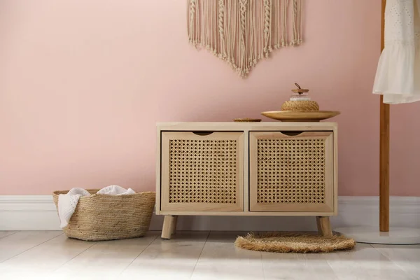 Commode Bois Près Mur Rose Dans Chambre Design Intérieur — Photo