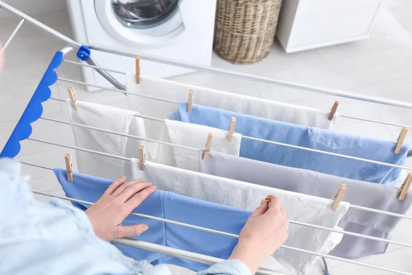 Wanita Menggantung Cucian Bersih Pada Rak Pengeringan Dalam Ruangan Closeup — Stok Foto