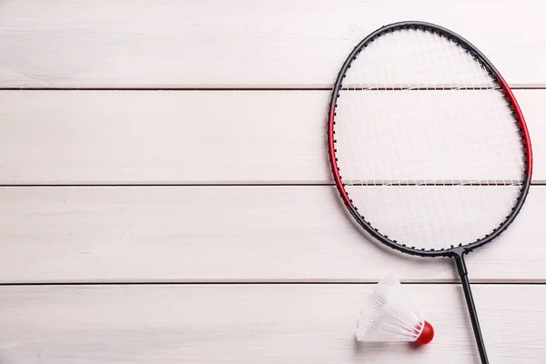 Badmintonracket Och Skyttel Vitt Träbord Platt Liggunderlag Plats För Text — Stockfoto