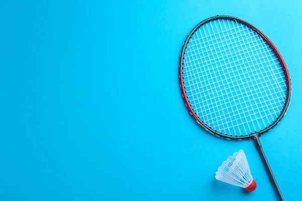 Badminton Racket Shuttlecock Lichtblauwe Achtergrond Plat Lay Ruimte Voor Tekst — Stockfoto