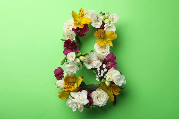 Nummer Aus Schönen Blumen Auf Grünem Hintergrund Flach Gelegt Internationaler — Stockfoto