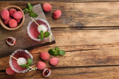 Tahta masada liçi kokteyli ile düz konum, metin için boşluk