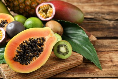 Taze olgun papaya ve ahşap masada diğer meyveler. Metin için boşluk
