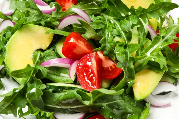 Köstlicher Salat Mit Avocado Rucola Und Tomaten Auf Teller Nahaufnahme — Stockfoto