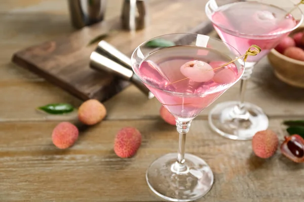 Deliziosi Cocktail Litchi Frutta Fresca Sul Tavolo Legno Spazio Testo — Foto Stock