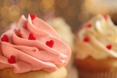 Bulanık arkaplanda tatlı bir kek, metin için yeri olan yakın plan görüntü. Sevgililer Günün kutlu olsun.