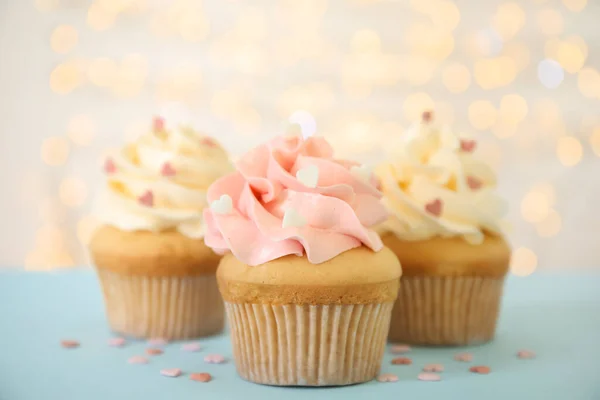 Lekkere Cupcakes Voor Valentijnsdag Tafel Tegen Wazig Licht — Stockfoto