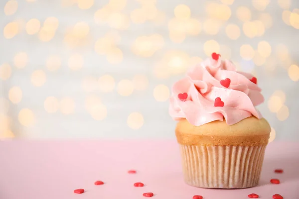 Νόστιμο Cupcake Ροζ Τραπέζι Κατά Θολή Φώτα Χώρος Για Κείμενο — Φωτογραφία Αρχείου