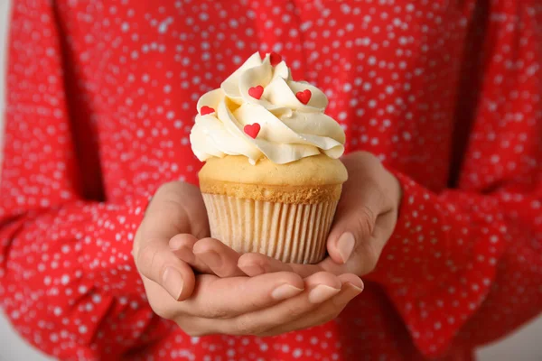 Vrouw Met Lekkere Cupcake Voor Valentijnsdag Close — Stockfoto